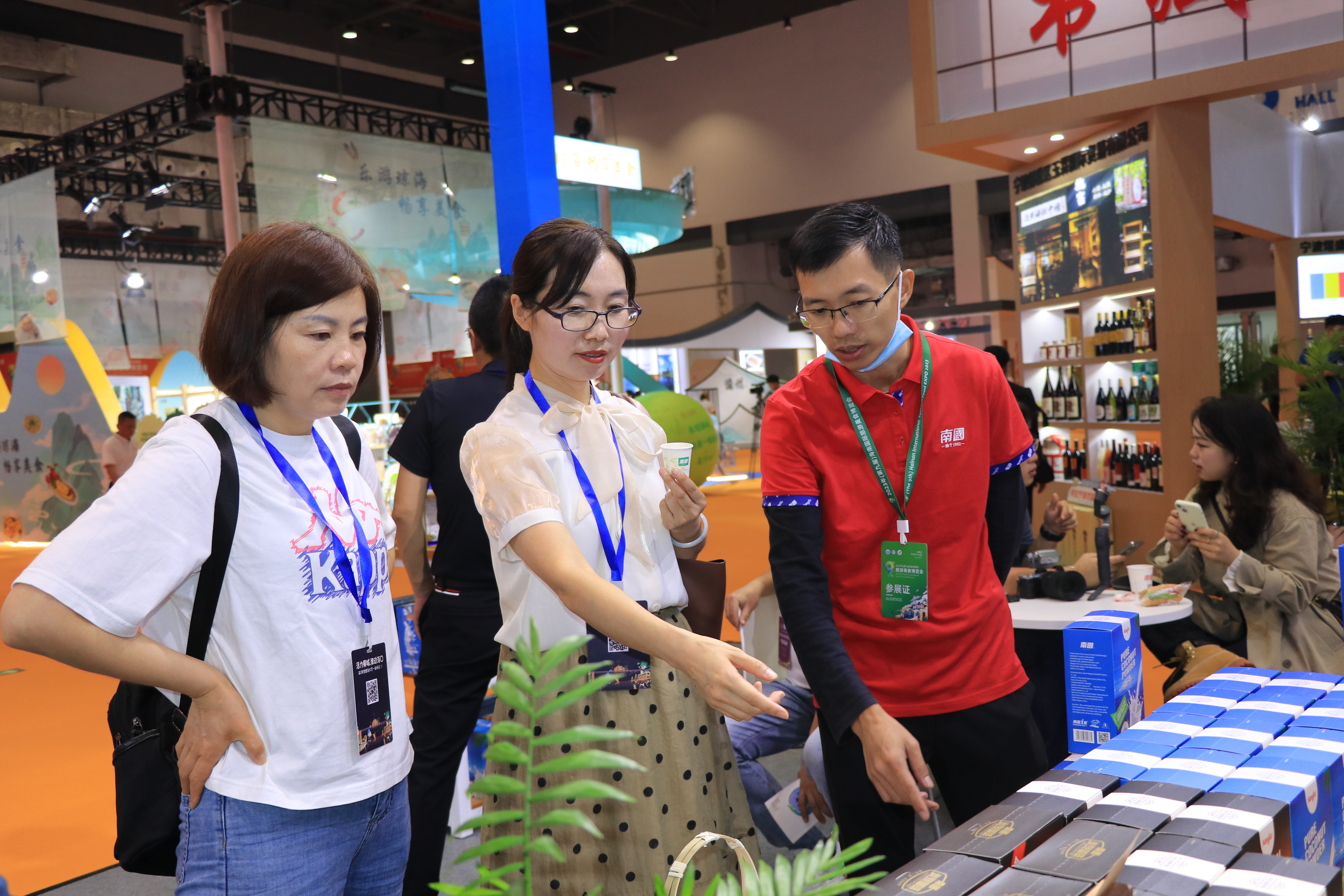 1701655321529496.jpg 3市场部梁文斌司理向客户介绍产品.JPG